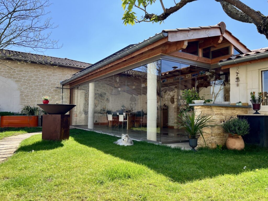 Fermeture de terrasse avec pivotants coulissants tout verre dans l’Ain (01)