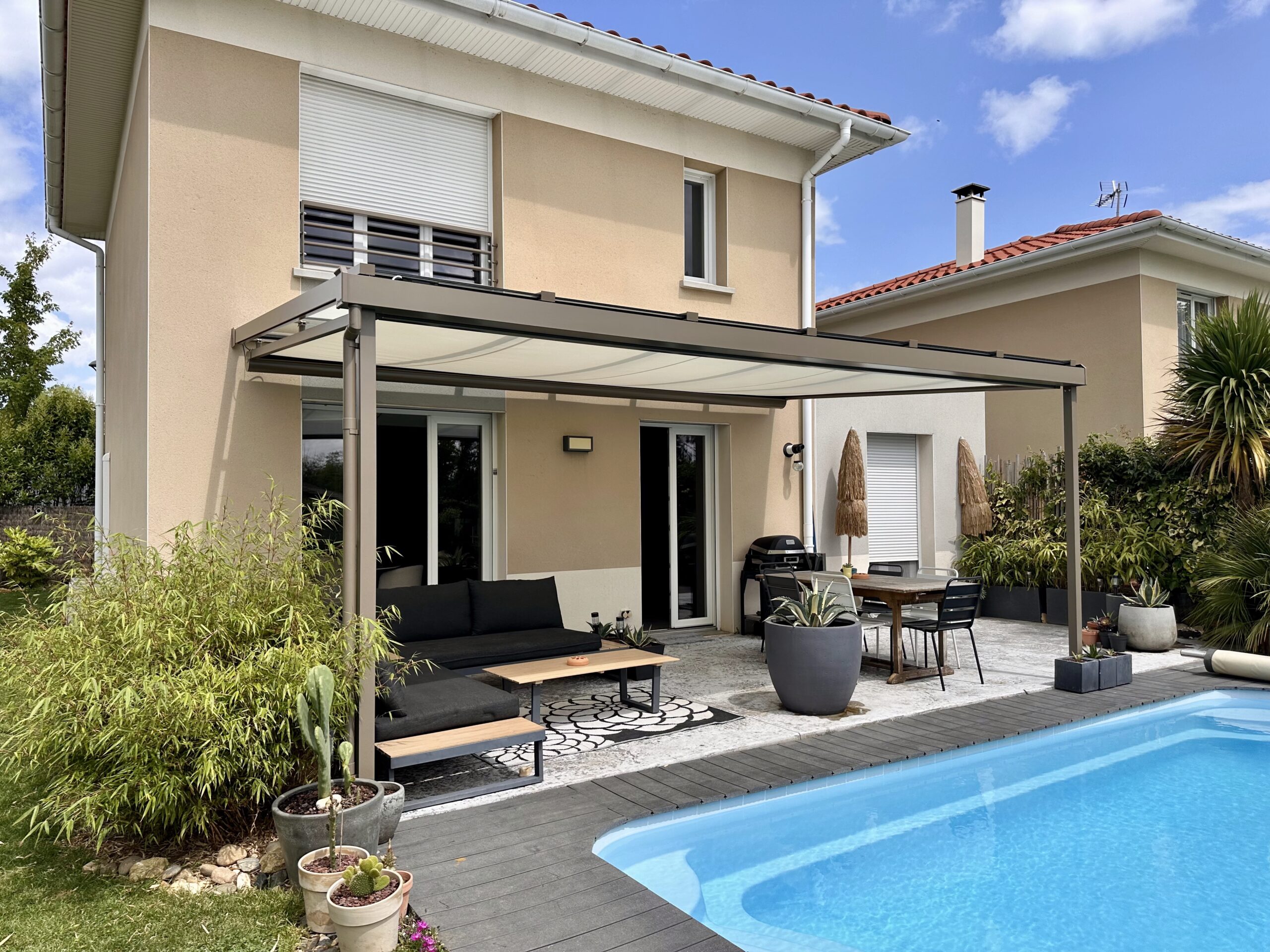 Pergola avec toiture entièrement vitrée et mise en place d’un store de toiture à Lyon (69)