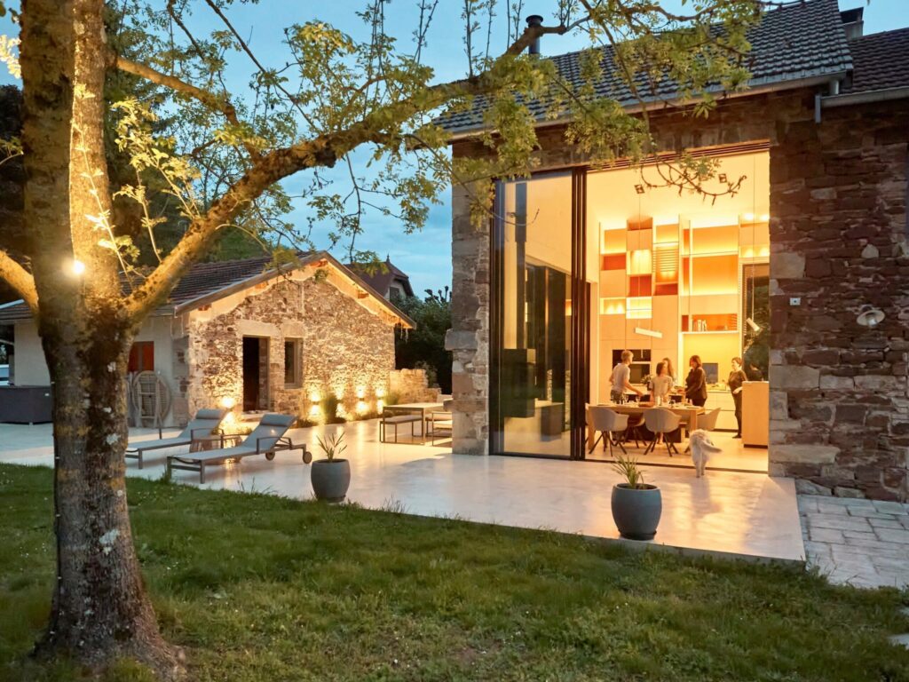 Coulissants minimalistes grand format dans une maison en pierre en Isère (38) TRANSPARENCE CONCEPTION