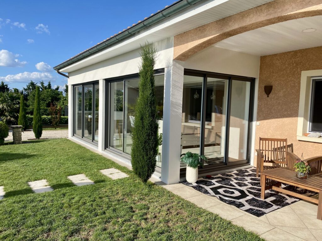 Extension avec baies coulissantes en bi-coloration dans l’Ain (01) TRANSPARENCE CONCEPTION