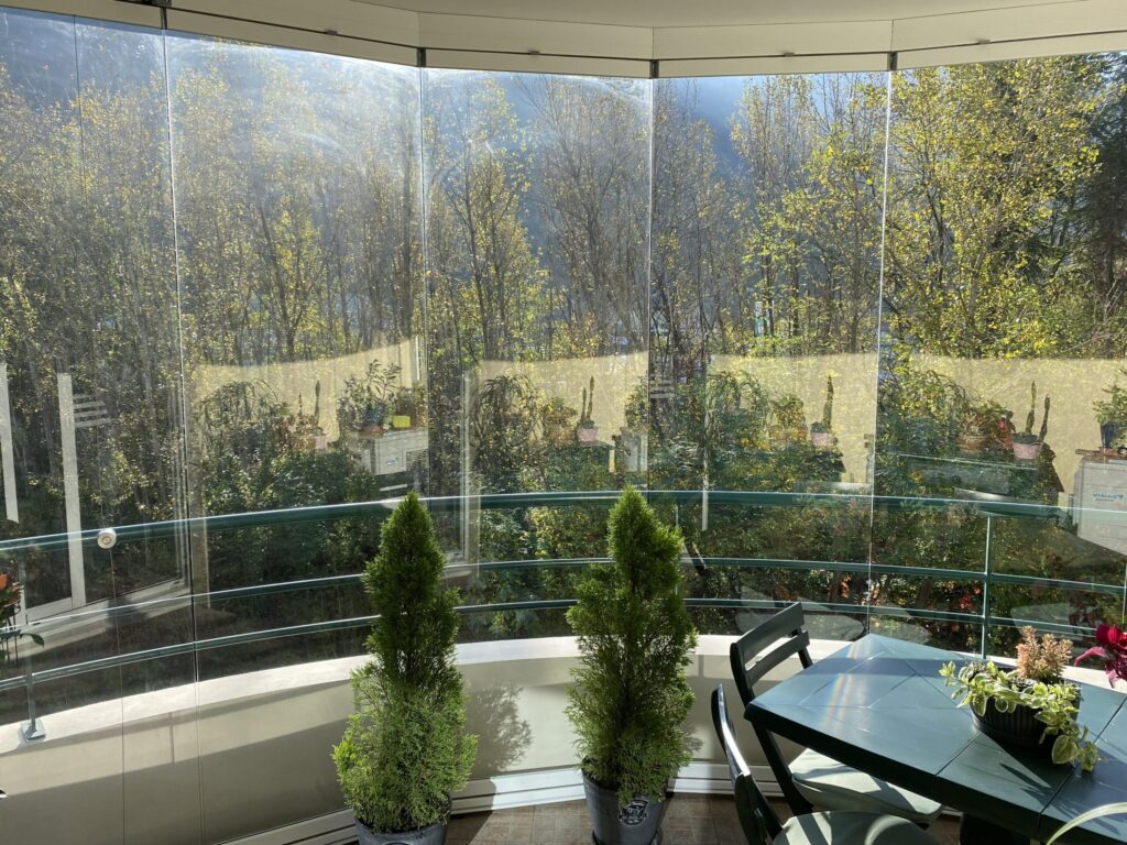 Fermeture de terrasse en coulissants-pivotants à facettes en Savoie (73) TRANSPARENCE CONCEPTION