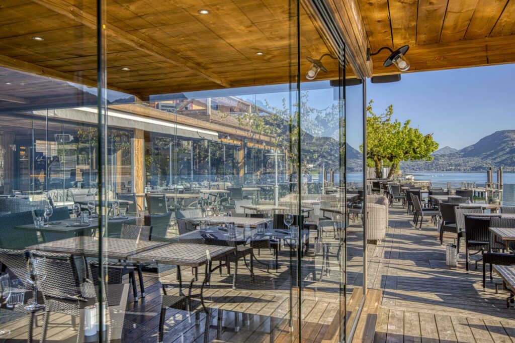 Fermeture vitrée d’une terrasse de restaurant au lac d’Annecy (74) TRANSPARENCE CONCEPTION