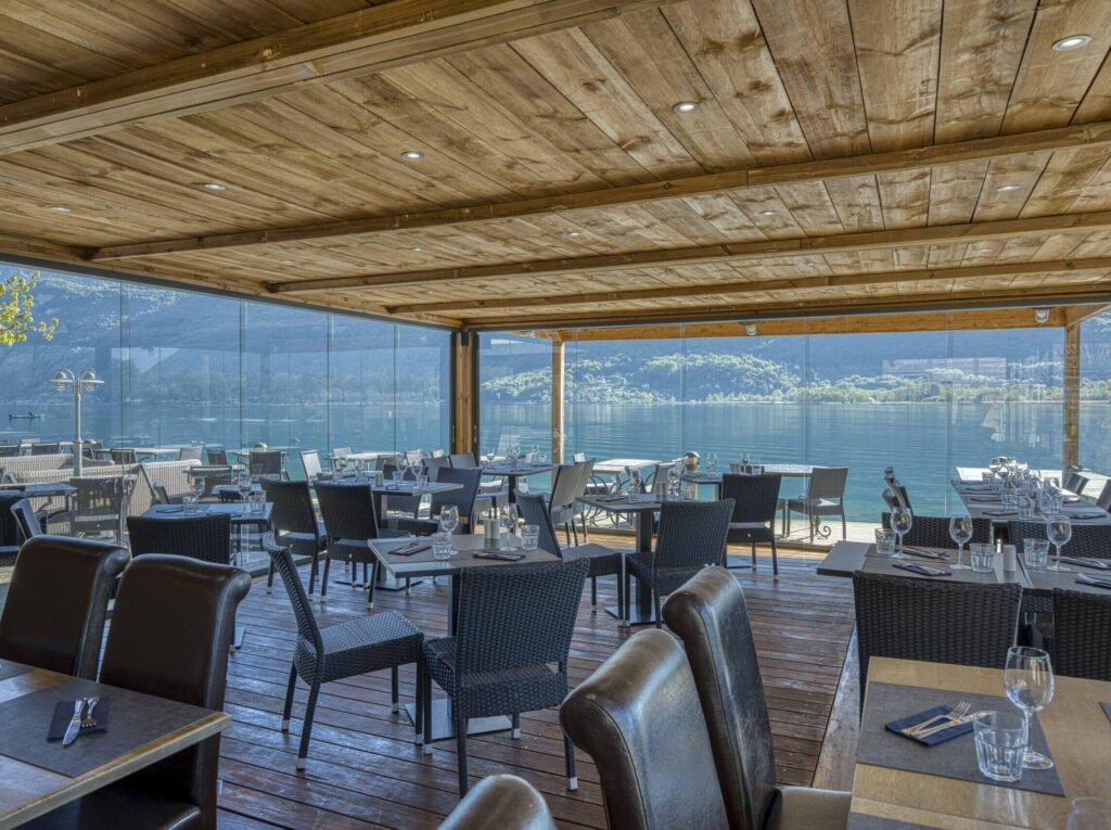 Fermeture vitrée d’une terrasse de restaurant au lac d’Annecy (74) TRANSPARENCE CONCEPTION