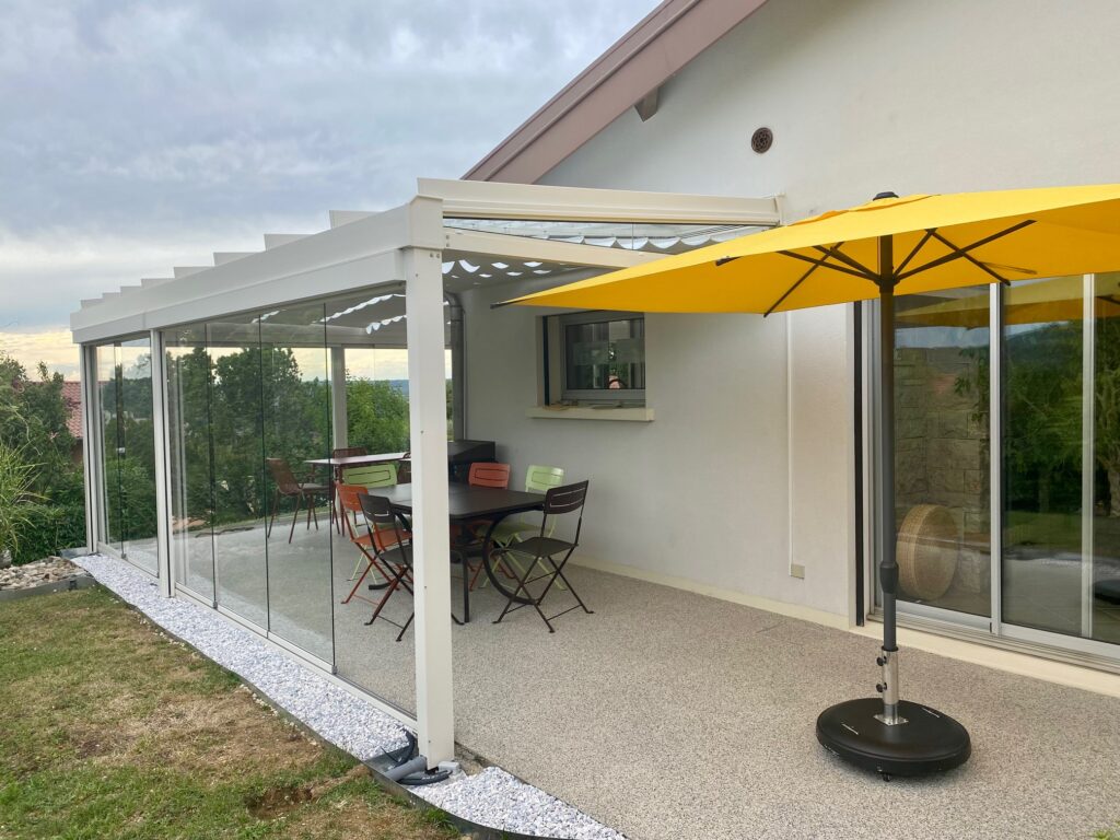 Toiture vitrée sur-mesure avec coulissants-pivotants dans l’Ain (01) TRANSPARENCE CONCEPTION