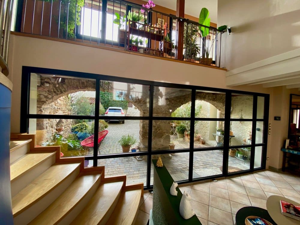 Verrière intérieure dans une maison en pierre voutée dans le Rhône (69) TRANSPARENCE CONCEPTION