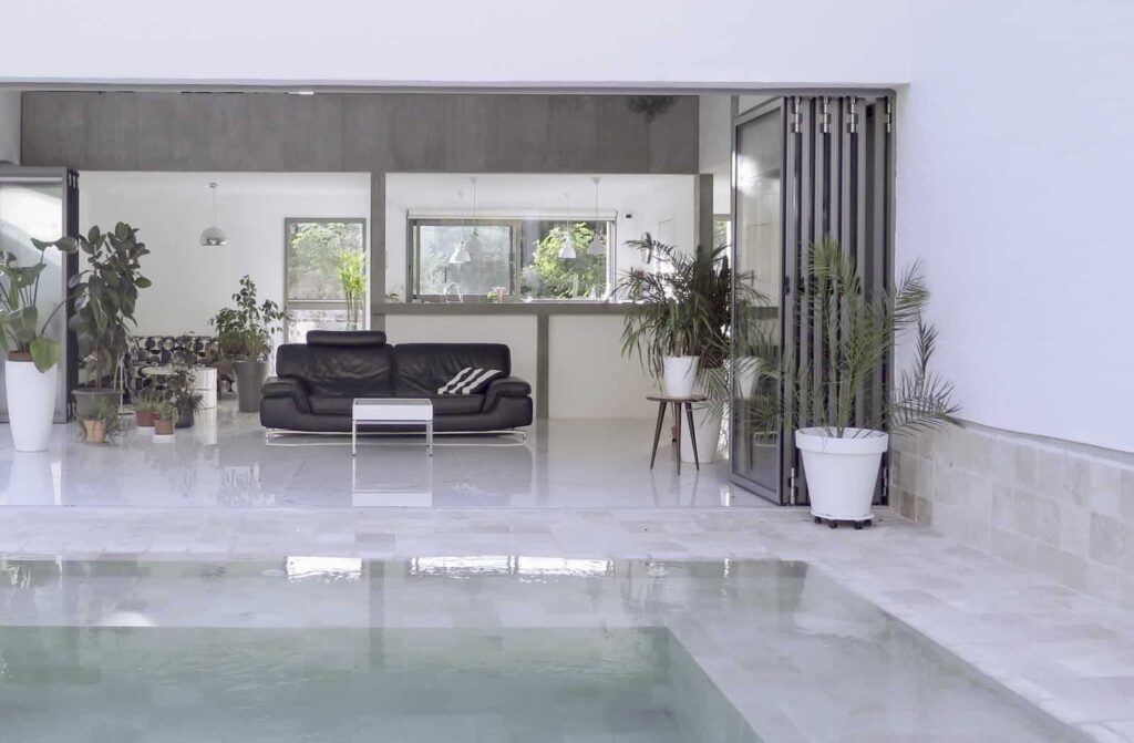 Baie accordéon de 13 mètres avec ouverture d’angle - Villa Capritta TRANSPARENCE CONCEPTION