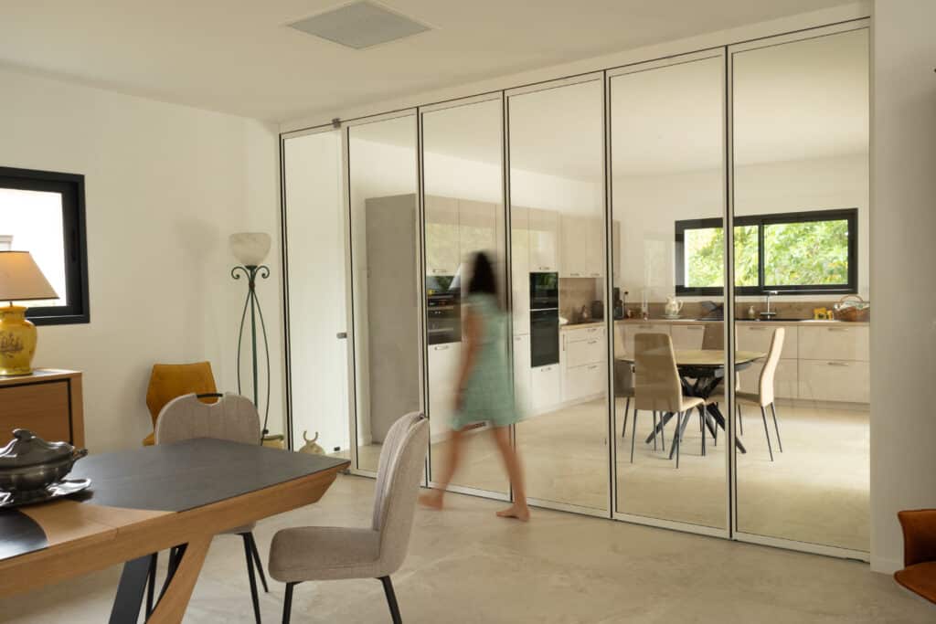 Séparer les espaces avec une verrière tout verre coulissant-pivotant dans le Rhône (69) TRANSPARENCE CONCEPTION